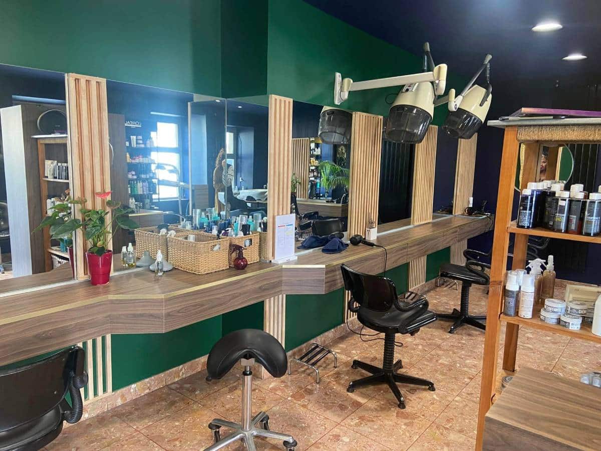 Rénovation d'un salon de coiffure à Douarnenez - après